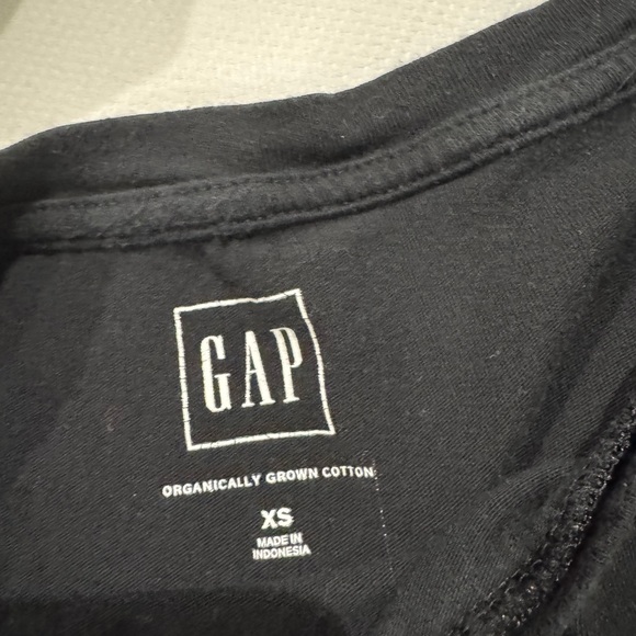 Gap Tee - Picture 2 of 2